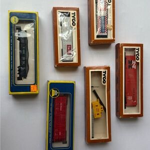 vintage Tyco HO scale model train cars